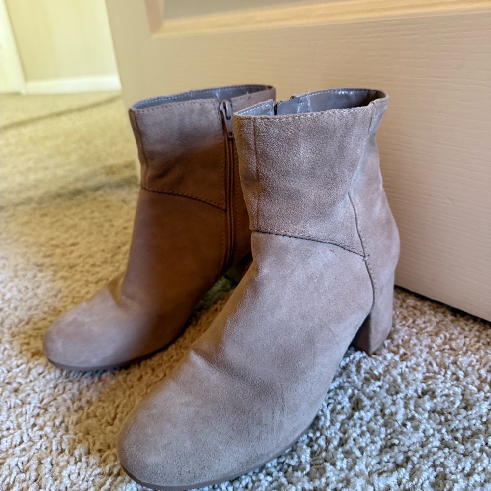 Beautiful like new tan suede boots with chunky heel